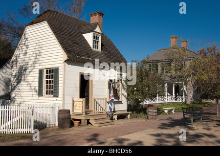 Stock Foto von einem kleinen Laden in einer Nachbarschaft entlang einer Straße in Colonial Williamsburg, VA, USA. Stockfoto