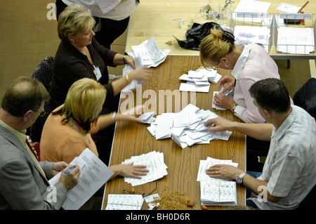 Wahl mit 2005 Generälen zählen Stimmzettel im Wahlkreis Blaenau Gwent Ebbw Vale South Wales UK Stockfoto