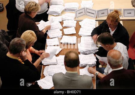 Wahl mit 2005 Generälen zählen Stimmzettel im Wahlkreis Blaenau Gwent Ebbw Vale South Wales UK Stockfoto