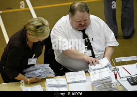 Wahl mit 2005 Generälen zählen Stimmzettel im Wahlkreis Blaenau Gwent Ebbw Vale South Wales UK Stockfoto