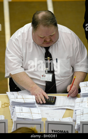 Wahl mit 2005 Generälen zählen Stimmzettel im Wahlkreis Blaenau Gwent Ebbw Vale South Wales UK Stockfoto