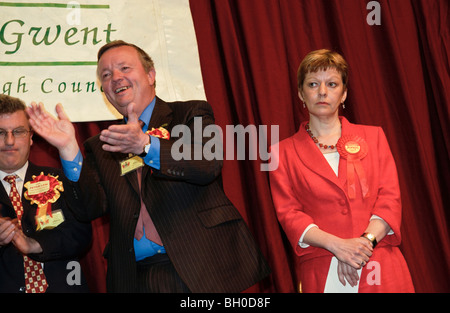 Die späten Peter Law (parteilos) [Links] gewinnt Blaenau Gwent in Wahl mit 2005 Generälen mit Maggie Jones (Labour Party) [rechts] Stockfoto