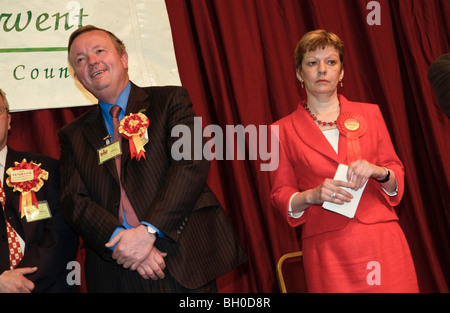 Die späten Peter Law (parteilos) [Links] gewinnt Blaenau Gwent in Wahl mit 2005 Generälen mit Maggie Jones (Labour Party) [rechts] Stockfoto