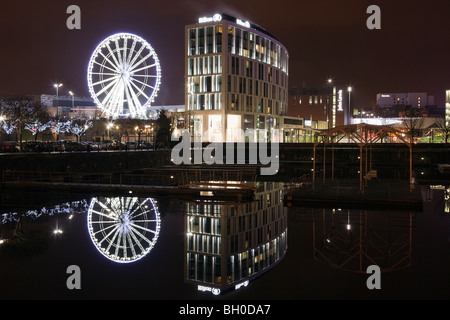 Liverpool, Merseyside, England, Vereinigtes Königreich, Großbritannien. Liverpool ein Rad und Waterfront Reflexionen in Salthouse Dock in der Nacht Stockfoto