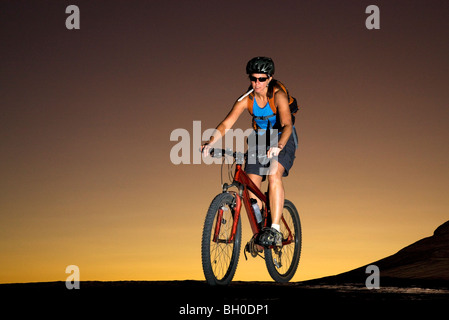 Mountainbike-Touren der berühmten Slickrock Trail, Moab, Utah. (Modell freigegeben) Stockfoto