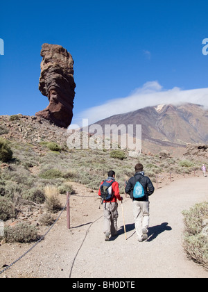 Zwei männliche Wanderer auf dem Weg markierten Bergweg in der Nähe von Mount Teide im Las Canadas del Teide National Park. Stockfoto