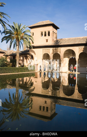 Palast von Alhambra, Granada, Andalusien, Spanien. Der Portikus und der Pool vor dem Palast Partal Torre de Las Damas Stockfoto