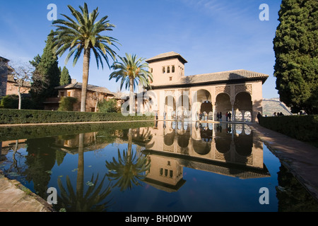 Palast von Alhambra, Granada, Andalusien, Spanien. Der Portikus und der Pool vor dem Palast Partal Torre de Las Damas Stockfoto