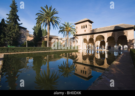 Palast von Alhambra, Granada, Andalusien, Spanien. Der Portikus und der Pool vor dem Palast Partal Torre de Las Damas Stockfoto