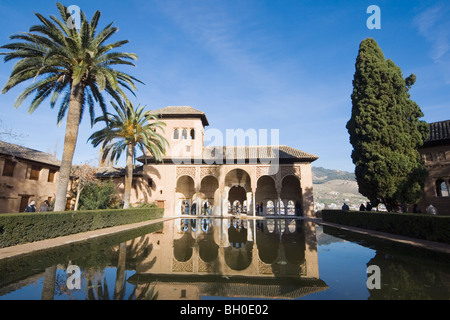 Palast von Alhambra, Granada, Andalusien, Spanien. Der Portikus und der Pool vor dem Palast Partal Torre de Las Damas Stockfoto