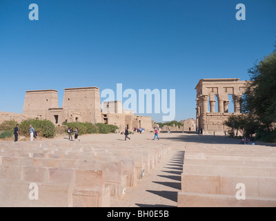 Das Theater im Tempel, Horus, Isis und Osiris auf Philae Insel auf dem Nil in Ägypten zur Ton- und Lichtshow Stockfoto