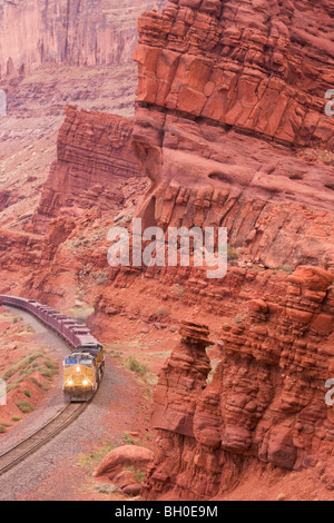 Es fährt ein Zug schleppen Uran Tailings im Rahmen des Projekts UMTRA Moab, Utah. Stockfoto