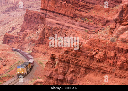 Es fährt ein Zug schleppen Uran Tailings im Rahmen des Projekts UMTRA Moab, Utah. Stockfoto