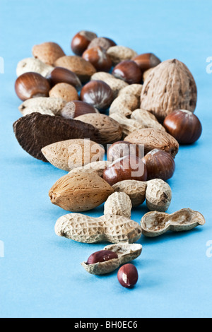 Gemischte Nüsse auf hellblauem Hintergrund Stockfoto