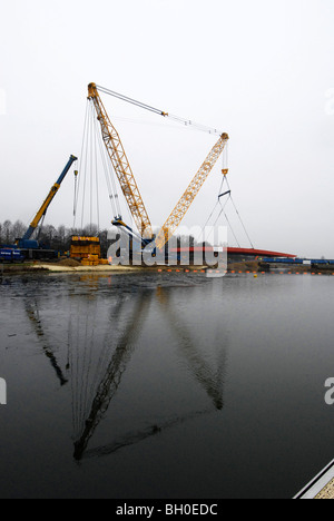 Brückenneubau 280 Tonnen reckte in Position am Eton College Dorney Lake Rowing Centre bereit für 2012 Olympischen und Paralympischen Spiele Stockfoto