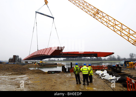 Brückenneubau 280 Tonnen reckte in Position am Eton College Dorney Lake Rowing Centre bereit für 2012 Olympischen und Paralympischen Spiele Stockfoto