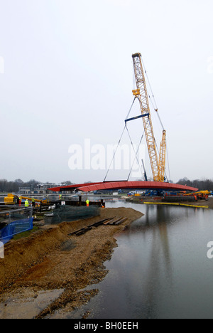 Brückenneubau 280 Tonnen reckte in Position am Eton College Dorney Lake Rowing Centre bereit für 2012 Olympischen und Paralympischen Spiele Stockfoto