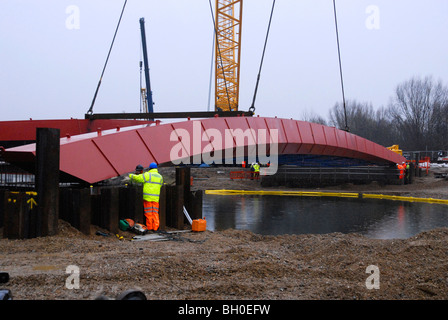 Brückenneubau 280 Tonnen reckte in Position am Eton College Dorney Lake Rowing Centre bereit für 2012 Olympischen und Paralympischen Spiele Stockfoto