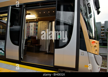 Eintrag-Schiebe-Türen, Bombardier belgischen elektrische Straßenbahn während der Olympischen Winterspiele 2010 Testversion laufen Stockfoto