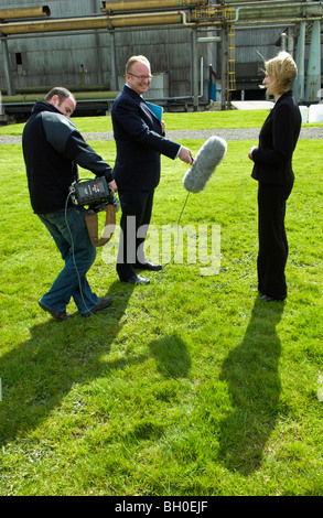 Jessica Morden MP Labour Party für Newport Osten wird von TV-News-Journalist an Llanwern Stahlwerk South Wales UK interviewt Stockfoto