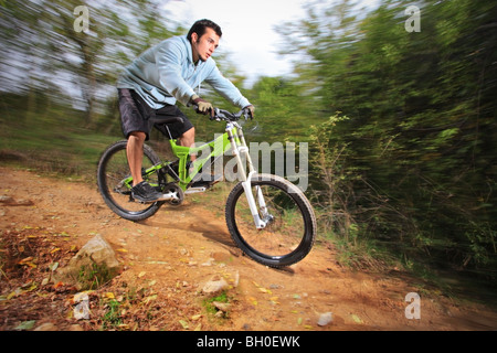 Person auf einem Mountainbike den Berg hinunter Stockfoto