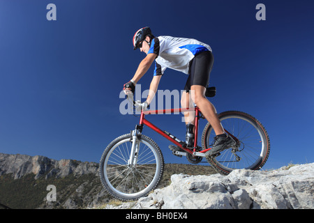 Biker, die den Hügel hinunter bewegen Stockfoto