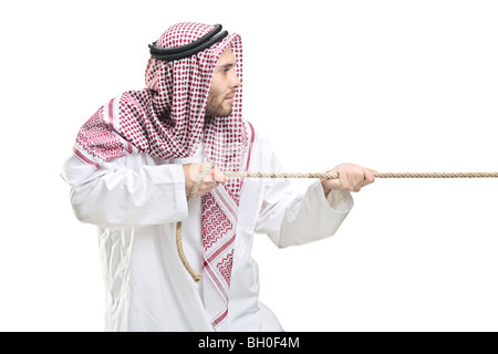 Arabische Person ziehen ein Seil isoliert auf weißem Hintergrund Stockfoto