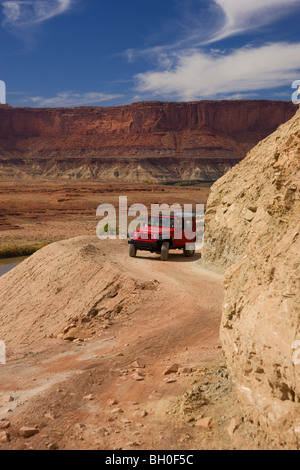 Ein Jeep auf Hardscrabble Hügel entlang der White Rim Trail, Insel im Stadtteil Himmel, Canyonlands National Park, in der Nähe von Moab, Utah. Stockfoto