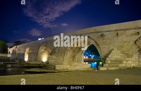 Berühmte steinerne Brücke in Skopje, Mazedonien Stockfoto