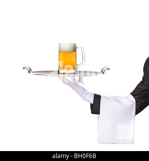 Butler, die mit einem Tablett mit einem Bierglas darauf, isoliert auf weißem Hintergrund Stockfoto