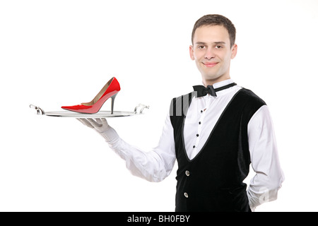 Butler, die mit einem Tablett mit einer Frau Schuh darauf isoliert auf weißem Hintergrund Stockfoto