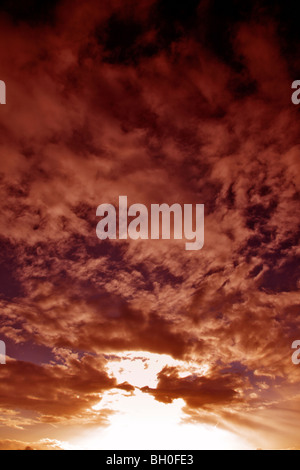 Sonnenuntergang Altocumulus Stratiformis Wolken über Ärmelkanal UK Stockfoto