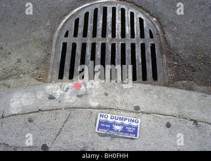 kein dumping in Gully, Warnzeichen. Roter Sprühfarbe Moskito Minderung Mark, San Francisco, Kalifornien, USA Stockfoto