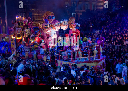 Nizza, Frankreich, Öffentliche Veranstaltungen, Karnevalsparade, Große Menschenmengen, abends feiern, schöne Karnevalsflotte auf Straßenparade, verschiedene Kulturen feiern Stockfoto