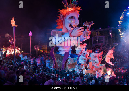 Nizza, Frankreich, Öffentliche Veranstaltungen, Karnevalsparade, Große Menschenmengen, wir feiern nachts, ein netter Karnevalswagen nachts auf der Straße Stockfoto