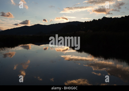 Sonnenuntergang und Cloud Reflexionen an Mokau Stream Mündung, Lake Waikaremoana, Neuseeland. Stockfoto