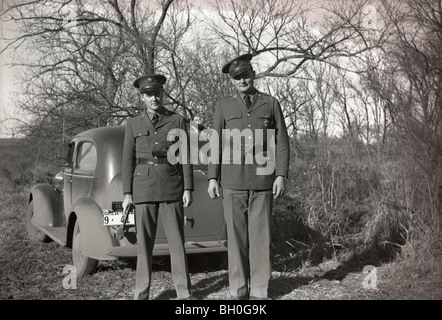 Zwei Soldaten der Army MP mit 45 Kaliber militärische Frage Pistolen stehen neben einem Auto außerhalb Fort Sill, Oklahoma. (Militärpolizei) Stockfoto