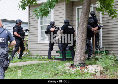 Polizei taktische Team Eintrag um eine risikoreiche Droge verwandte Durchsuchungsbefehl zu dienen. Straße Drogen Einheit. Stockfoto