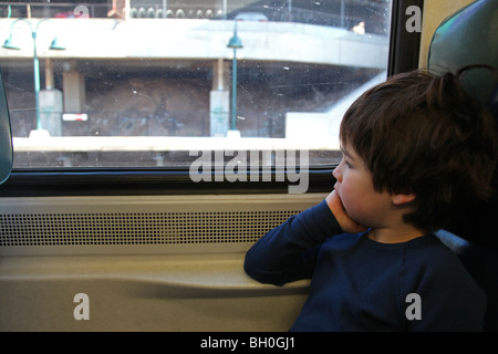 Junge blickte aus dem Fenster von einem s-Bahn Stockfoto