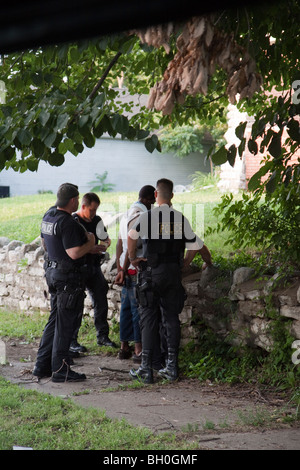 Polizeibeamte aus taktischen Trupp reden um zu vermuten. Straße Drogen Einheit Tactical Squad, Kansas City, MO, Polizei. Stockfoto