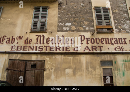 Nizza, Frankreich, Detail, Nahaufnahme, alte gemalte Wand, verlassenes Gebäude, Fassade, Schild vor dem Laden, französisches Vintage-Schild, schöne vieille Ville Stockfoto