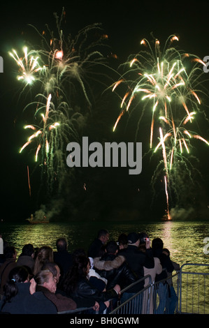 Nizza, Frankreich, Leute zu beobachten Karneval Feuerwerk am Mittelmeer Stockfoto