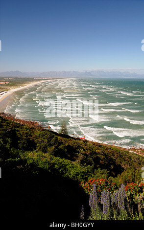 Blick auf Noordhoek Strand von Chapmans Peak Drive Kapstadt Südafrika blauen Himmel weiß "Wellenlinien" Kurve gebogen Stockfoto