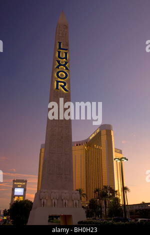 Luxor und Mandalay Bay Hotel und Casino, Las Vegas, Nevada. Stockfoto