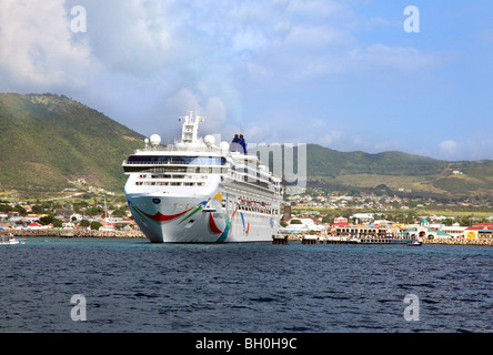 Kreuzfahrtschiff "Norwegian Dawn" im Hafen von St. Kitts in der Karibik Stockfoto