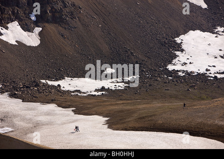 Touristen im schmelzenden Schnee in der Nähe von Viti, Hochland von Island Stockfoto