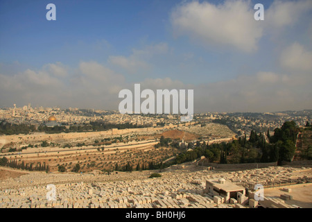 Israel, Jerusalem, einen Blick auf die Altstadt und den Tempelberg aus dem Ölberg Stockfoto
