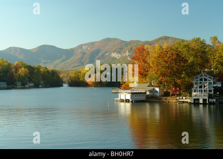 Lake Lure, NC, North Carolina, See Häuser, Herbst Stockfoto