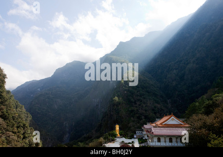 Sonnenstrahlen über Berggipfel, Blick auf Hsiang-Te Tempel und Buddha-Statue, Tienhsiang, Taroko-Schlucht, Taroko-Nationalpark, Stockfoto