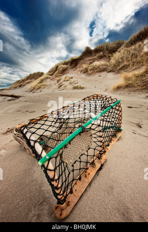 Lobster Pot an einem Northumbrian Strand an einem stürmischen Wintertag Stockfoto